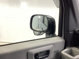 【サイドアンダーミラー】助手席側ドアミラーの下部についております。停車時・発進時などに車両左側の死角になった部分を確認するときに役立ちます。