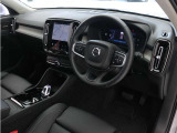インストルメントパネルは僅かに運転席側へと傾けられているほか、余計なスイッチ類を可能な限り排し、運転に集中しやすい環境を造り出しています。