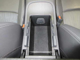 アームレストを開けると、収納スペースとしてお使いいただけます!ものが多くなりがちな車内も、隠す収納で生活感をリセット♪