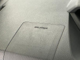 【助手席エアバッグ】SRSエアバッグとはシートベルトの働きを補助して衝突した時に乗員の衝撃を軽減するシートベルト併用式エアバッグ。前面衝突時に瞬時に膨らみ、頭部と胸部の衝撃を軽減します。