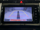 ディスプレイに後方の視界を表示し、車庫入れをサポート「距離目安線」「車幅延長線」およびステアリング操作に連動する「予想進路線」を画面に表示します。※必ず車両周辺の安全を直接確認してください。