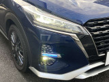 LEDヘッドランプ:ハロゲンランプの約2倍の光量でより明るく遠くを照らし、夜間走行時の視認性を高めます。