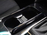手に取りやすい位置に小物入れ兼カップホルダーを装備しています。