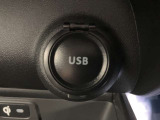 【USB電源ソケット】スマートフォンの充電などに便利なUSB電源ソケットを装備。汎用性の高いType-Aになります。