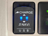 外部機器との接続ができるUSBアダプター。ナビ接続用と充電用の2口装備。