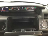運転席側にも収納スペースが装備されています
