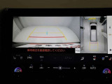 パノラミックビューモニターを装備。駐車場や交差点でクルマを真上から見るように周囲を確認できます。機能の詳細は販売店スタッフまでおたずねください。