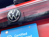 バックカメラはリアゲートのVWエンブレムの下に配置されています