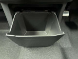 センタークラスター下部に小物入れ