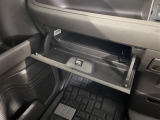 収納スペースになります!車検証入れなども入ります♪