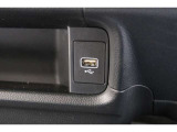 スマートフォンなどの音楽再生が可能なUSB接続ジャック装備車両です♪♪♪
