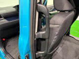 それぞれの身長や手の大きさに合った高さと太さを実現した大型乗降用アシストグリップ