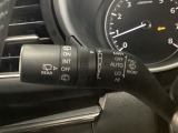 レバーをAUTOの位置にしているとき、レインセンサーが雨を感知すると、雨量に応じてワイパーが自動で作動してくれるオートワイパーを装備!設定変更で非作動にすると、間欠作動に固定されます。