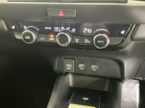 オートエアコンはこまめに温度調節するので、燃料の消費量をより少なくできます。シートヒーター付きなので寒い日も快適です。USBチャージャー搭載。スマートフォンなどの充電にとっても便利です。
