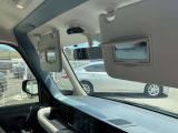 運転席・助手席ともにバニティミラーがあり身だしなみチェックに役立ちます。