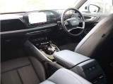 内装はシンプルに使い勝手を考え作られています。お車を運転する感覚をダイレクトに体感して頂けます。室内も広くロングドライブにも快適にお過ごしいただけます。