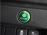 【ECON】エンジンやエアコンといった、クルマ全体の動きを燃費優先で自動制御するECONモード。空調など快適性を優先したいときは、スイッチを押してOFFにできます。