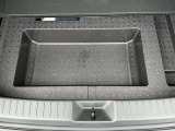 トランクの下側にも大きな空間があり、様々なものが収納できます。