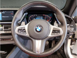 【ハンドル】ドライバーとBMW車の一体感がダイレクトに伝わるステアリングホイール。形状・太さへの拘りに加えて、操作性を高める為にスイッチ類も配置。クイックかつ安定のドライビングを体感下さい!