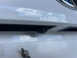 車庫入れもお任せのバックカメラが付いて、後方確認もラクラク♪安全に車庫入れも可能です。便利な機能ですが、バックカメラを過信せず、目視もお忘れなく。