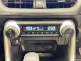 デュアルオートエアコン付きです。運転席・助手席でそれぞれ吹き出す風の温度や風量など自動調整してくれます。