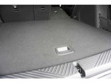 後部座席は分割可倒式(トランクスルー)を採用し、スノーボードやゴルフバッグなどの長尺物もスマートに積載可能です。