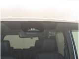 安全装置のカメラです。ドライバーを助けてくれる、安心・安全なお車ですよ!ドラレコも付いてます!
