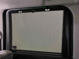 後席にお乗りの方が眩しくないように日差しを軽減する格納式リヤドアサンシェードが付いてます