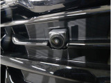 フロントビューモニターを装備。フロントグリルのカメラ映像をマルチファンクションディスプレイに表示し、車両前方の状況を確認できます。見通しの悪い交差点や駐車・発進時の安全確認をしっかりサポートします。