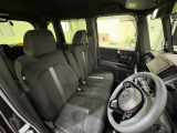 運転席は大きな座面と包み込むような背もたれが身体全体を支えます。上質なシートを採用し長時間の運転やコーナーの多い道も快適です。座ったときの頭上スペースも余裕たっぷりでロングドライブも楽チンです♪