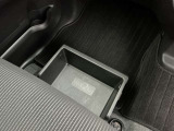 助手席下には収納スペースがございます。