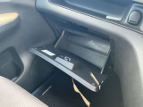車検証ケースの収納はもちろん、見られたくない小物もすっきり収納できます。ドラレコの本体はこちらに装備されてます。