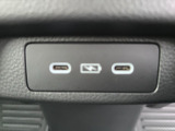 2列目乗員が手元で急速充電を行える後席専用のUSB Type-Cポート(2個)です。長距離ドライブでもご家族や同乗者のスマートフォンやタブレットを同時に充電でき、快適な後席環境を提供します。