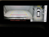 パノラミックビューモニターを装備。駐車場や交差点でクルマを真上から見るように周囲を確認できます。機能の詳細は販売店スタッフまでおたずねください。