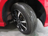 タイヤは ダンロップ   2024年製がついています。 そして足元を精悍に引き締めるホンダ純正14インチアルミホイール、おしゃれは足元から、カッコイイですね!