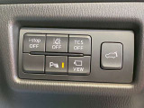 運転席周りには、360&deg;ビューモニター切替や各種安全機能のオフスイッチを集約。さらにシートメモリー機能やパワーリアゲート開閉ボタンも備え、ドライバーの操作性と安心感をサポートします。