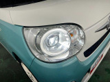 白く明るい光で夜間走行をサポートするLEDヘッドランプを搭載