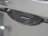 ◆無限ドアハンドルプロテクター◆ドア開閉時に爪などによる傷を防止できるだけでなく、カーボン長のシボ加工を施すことでドアハンドルまわりをスポーティーに演出します。