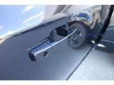 ドアハンドルは、車のデザインの一部として統一感を持たせ、無駄な部分を排除したクリーンでシンプルな美しさを強調します。ドアハンドルが目立たず、より高級感や先進性を感じさせる外観になります。
