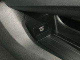 【HDMI接続端子】スマホやメディア端末をつなぐことで、車内のディスプレイで高画質な動画・音楽・ゲームを直接楽しめます。車内がまるで自分専用のプライベートシアターやエンタメ空間に早変わりします。