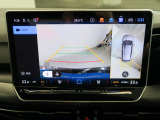 ギアをリバースに入れると車両後方の映像を映し出します。画面にはガイドラインが表示され、車庫入れや縦列駐車などの際に安全確認をサポートします。