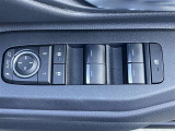 パワーウインドウスイッチです。ミラーの開閉スイッチをAUTOにしていただければドアロック時にドアミラーが閉じロック解除をするとドアミラーが開きますので、とても便利です♪