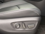 運転する時はドライビングポジションが気になりますよね。パワーシートで座席位置の微調整もしっかりできます。高級感がある装備としても人気があります。