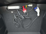 充電ケーブルも付属しています。ご自宅の200V普通充電は、このケーブルを使って充電していただけますよ!(別途工事が必要です。詳しくはスタッフまで。)