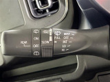 【オートワイパー(AUTO)】雨が降り出した時に、雨滴検出用センサー(レインセンサー)が雨滴を感知すると、自動でワイパーが動作します。