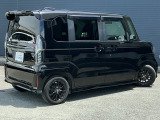 NBOXカスタムの後ろ姿は大型ルーフスポイラーが目立ってカッコイイですね(^^♪