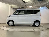 助手席側は電動スライドドアになってます。運転席やキーのリモコンで開閉できるので手が塞がっていても楽に積み降ろし出来ますよ。