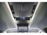 機能性・収納性を両立するスマートな天井にはフリップダウンモニターを装備しています。リアエアコンも後席左右独立のオートエアコンです。照明や各種スイッチ類は車両センターに集約し、より扱いやすくなっています