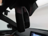 【ルームミラー一体型ETC】BMWといえばルームミラー一体型のETC。ドライバーから差し込めるかたちになっておりますので、差し忘れの際も慌てずにご利用いただけます。