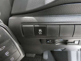 トラクションコントロール装備です。すべりやすい路面での発進時や加速時にタイヤの空転を抑え、駆動力確保に貢献する機能です。詳細は販売店スタッフまでおたずねください。